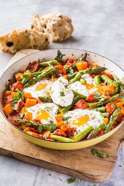 Asparagus Sweet Potato and Tomato Shakshouka Asparagus Sweet Potato Recipes, Sweet Potato And Asparagus Recipes, Sweet Potato Asparagus Recipes, Sweet Potato Asparagus, Healthy Asparagus, Potato Asparagus, Easy Easter Brunch Recipes, Vegetarian Party Food, Cheap Lunch