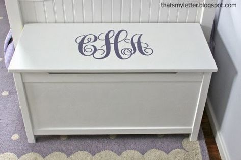 diy simple toy box with monogram Diy Toy Box Plans, Toys Drawing, Toy Box Plans, Bed Woodworking Plans, Kids Toy Boxes, Wooden Toy Boxes, Diy Storage Boxes, Simple Toys, Storage Boxes With Lids