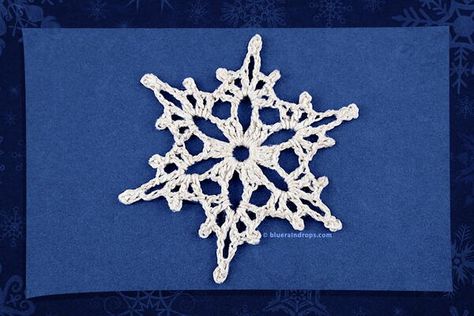 These tiny snowflakes are easy and fun to make and perfect to give as gifts to friends and family. Follow this free pattern, crochet a lot of these cuties and use them as ornaments for the Christmas tree, pretty window decorations or holiday gift toppers. This snowflake is crocheted with cotton thread size 10 and a 1,5 mm crochet hook. Its final size is 7,5 cm (3 inches) in diameter. You can change the size of your snowflakes by using different yarn weights and hook sizes. You will also need a n Tiny Snowflake, Snowflake Crochet, Crochet Tiny, Gifts To Friends, Crochet Holiday, Crochet Snowflake, Crochet Appliques, Crochet Snowflake Pattern, Winter Decorations