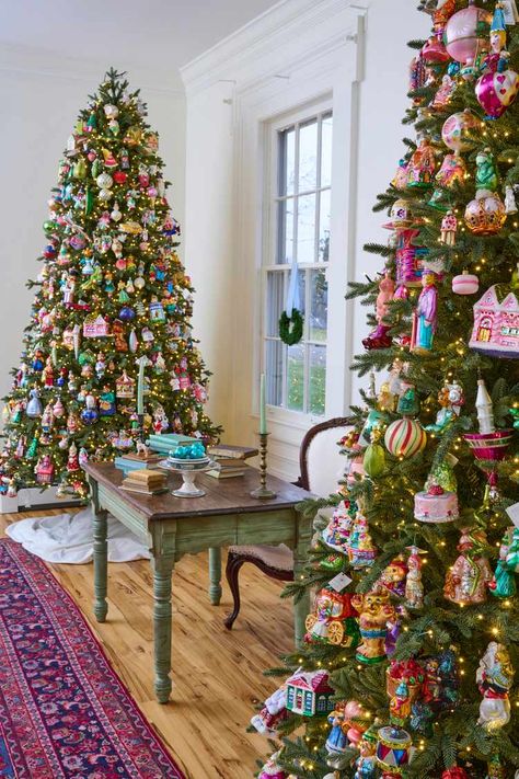 Celebrity Christmas Decor Ideas to Steal for Your Own Home Christmas Color Schemes, Celebrity Christmas, Christmas Colour Schemes, Festive Centerpieces, Christmas Decorating Ideas, Celebrity Homes, Christmas Inspo, Holiday Christmas Tree, Pink Christmas Tree