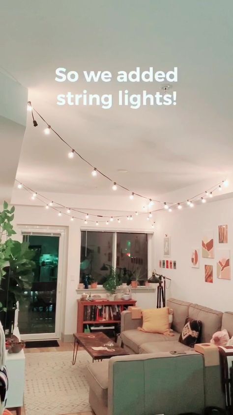 Cute College Living Room Apartment Ideas, Living Room With String Lights, Lighting Small Apartment, Industrial String Lights Bedroom, Small Apartment Lighting Ideas, College Living Room Decor Ideas, College Bedroom Decor Small Apartments, Living Room Ideas College Apartment, On Campus Apartment Decor