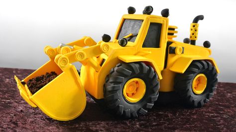 How to make a 3D Digger Cake tutorial. #digger #cake #tutorial Bulldozer Cake, Fondant Giraffe, Toadstool Cake, Dump Truck Cakes, Cake Decorating Tutorials Videos, Digger Cake, Tire Cake, Learn Cake Decorating, Giraffe Cakes