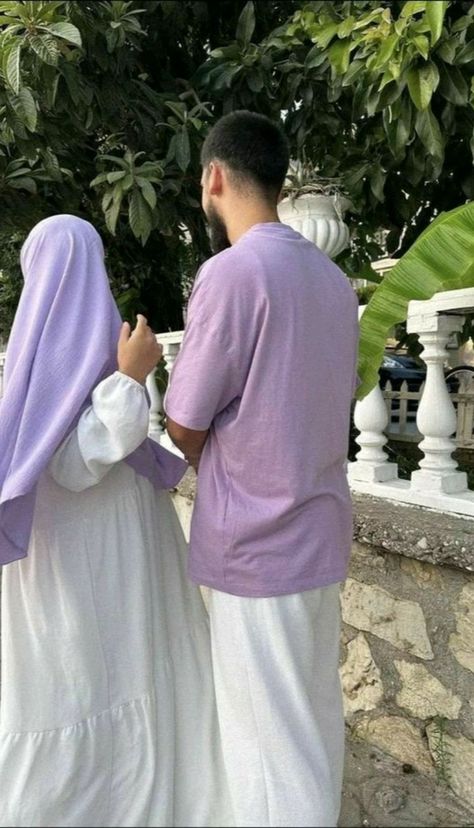 Couple Outfits Matching, Aesthetic Couples, Couple Laughing, Islam Marriage, Bakal Suami, Muslim Brides, Muslim Couple, Muslim Couple Photography, Cute Couple Outfits