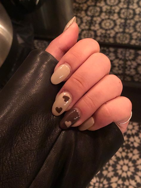 heart nails aesthetic tan nails acrylics Nail Art Aesthetic Pastel Brown, Brown Nails Ideas Aesthetic, Brown Aesthetic Nails Short, Brown Nails Astetics, Brown Nail Polish Aesthetic, Academia Nails, Dark Academia Nails, Autumn Core, Heart Aesthetic