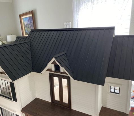 Dollhouse Roof, Dollhouse Design, Roofing Diy, Miniature House, Mini House, A Metal, Metal Roof, Diy Dollhouse, Model Homes