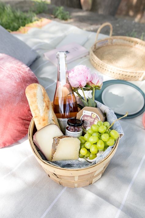 Cheese And Wine, Bread Cheese, Picnic Inspiration, Romantic Picnics, Picnic Ideas, Picnic Date, Sous Chef, Fruit Dip, Perfect Picnic