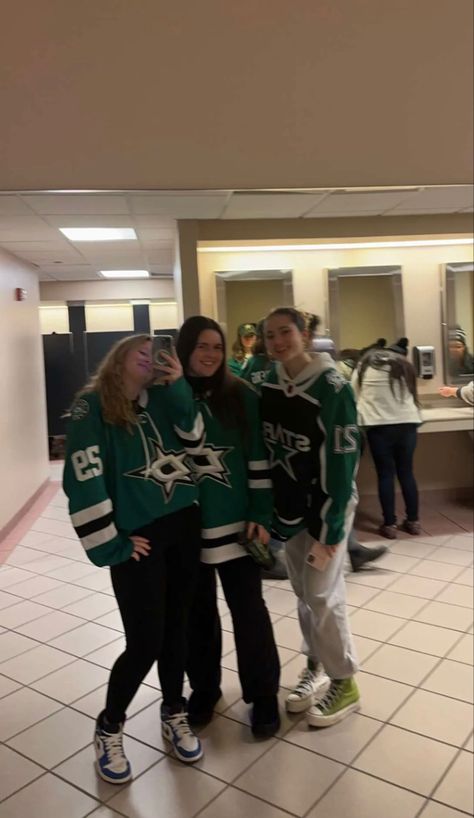 Ice Hockey Jersey Outfit Women, Outfits With Hockey Jerseys, Styling Hockey Jersey Women, Dallas Stars Outfit, Hockey Jersey Outfit Woman Oversized, Ice Hockey Outfit Women, Hockey Jersey Outfits, Hockey Girlfriend Outfits, Nhl Game Outfit Woman