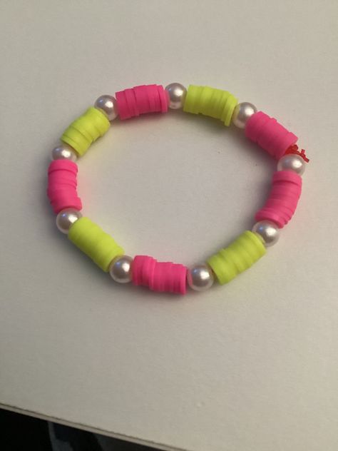 Neon Clay Bead Bracelets, Clay Bead Bracelet Ideas Aesthetic, Kendra Bracelet, Make Clay Beads, Neon Bracelets, Basic Bracelet, Preppy Bracelets, Bracelet Stand, Homemade Bracelets