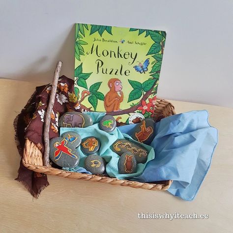 How to create a story basket that will engage young minds. Tips and Tricks. Story Baskets, Curiosity Approach, Story Sack, Reggio Emilia Inspired, Treasure Basket, Homeschool Hacks, Create A Story, Book Bucket, Green Napkins