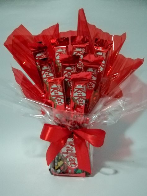 Kit Kat Bouquet, Kit Kat, Coca Cola, Beverage Can, Gift Wrapping, Drinks, Handmade Gifts, Gifts