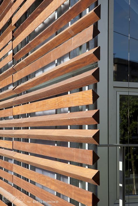 Galdakao, Spain Colegio Gandasegi LUIS MARÍA URIARTE House Fence, Wood Facade, Timber Screens, Wood Screens, Boarding House, Wood Architecture, Sopot, Exterior Cladding, Modern House Exterior Colors