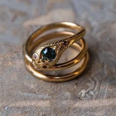 1.50 CT Round Green Emerald Snake Vintage Ring, Engagement Ring, Art Deco Wedding Ring, Diamond & Ruby Art Deco Ring 14K Yellow Gold Finish - Etsy Queen Victoria Engagement Ring, Etsy Engagement Rings, Art Deco Wedding Rings, Snake Jewelry, Deco Wedding, Snake Ring, Art Deco Wedding, Green Emerald, Fine Rings