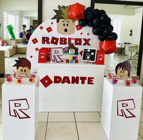 Roblox Birthday Party Games, Diy Roblox Party Decorations, Roblox Theme Party, Roblox Christmas, Roblox Theme, Lincoln Birthday, Roblox Party, Robot Birthday Party, 7th Birthday Party Ideas