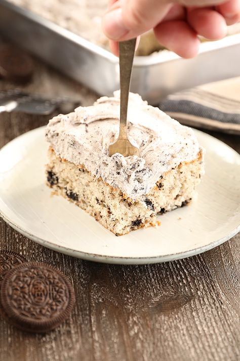 If you’ve been following the blog for any period of time, you’re aware of my love for all things OREO.  From my classic OREO Delight to OREO Icebox Cake to No-Churn OREO Ice Cream to OREO Pound Cake to Easiest OREO Cheesecake to OREO Chewies.  And that’s not all of them.  | Southern Bite Full Sheet Cake, Oreo Delight, Recipe Cookies, Cookies And Cream Cake, Boxed Cake, Sheet Cake Recipes, Icebox Cake, Oreo Cookie, White Cake Mixes