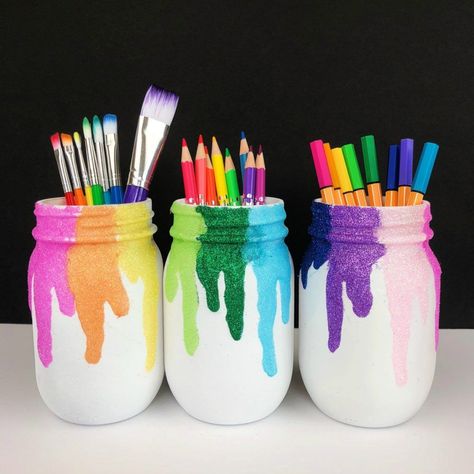 DIY Glitter Mason Jars Diy Pencil Holder Plastic Bottle, Pen Holder Diy Plastic Bottles, Recycle Bottles Plastic Diy, Recycled Pencil Holder, Diy Pen Holder Ideas, Pencil Holder Ideas, Recycled Pencils, Bottle Recycling Ideas, Pen Holder Ideas