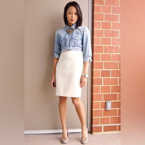 Cream Pencil Skirt Outfit, How To Style A Pencil Skirt, Pencil Skirt Outfits For Work, White Pencil Skirt Outfit, Pencil Skirt Outfits Casual, Outfit Trabajo, Linen Pencil Skirt, Style Pencil Skirt, Khaki Pencil Skirt