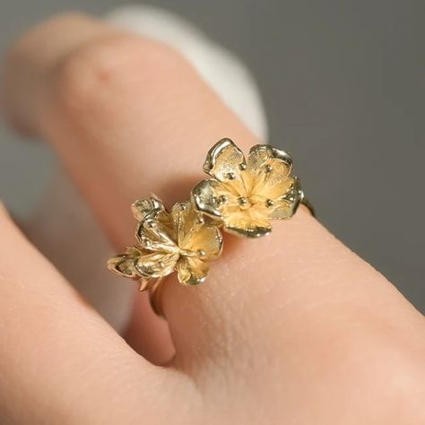 AmeliaRayJewelryShop - Etsy Gold Ring Inspiration, Flower Inspired Jewellery, Cute Gold Rings, Water Lily Ring, Cherry Blossom Jewelry, Cherry Blossom Ring, Dope Jewelry Accessories, Cherry Blossom Flower, Zierlicher Ring