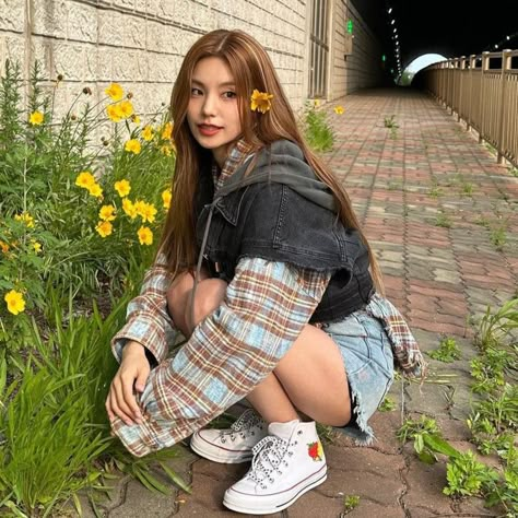 Shin Nana, Jennie Calvin Klein, 17 Kpop, Celebrity Singers, Aesthetic Roblox Royale High Outfits, Poses For Photos, Pretty Photos, Star Girl, Kpop Outfits