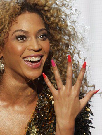 Beyonce nails..this is cute I love the colors just not the shape but it's cute I love Beyonce..#Beyonce #Beyoncestyle #Nailart _Danyale Beyonce Natural, Beyonce Nails, Beyonce Pictures, Jennifer Lopez Hair, Hands Nails, Polish Names, Celebs Without Makeup, Nail Salon Decor, Celebrity Nails