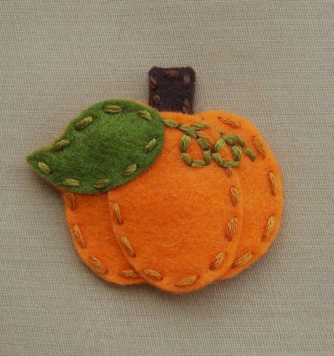 Perfect for my little Halloween hugger : ) Fall Felt Crafts, Baby Mobil, Felt Headband, Felt Pumpkins, Felt Crafts Patterns, Felt Crafts Diy, Diy Bows, Felt Halloween, Autumn Crafts