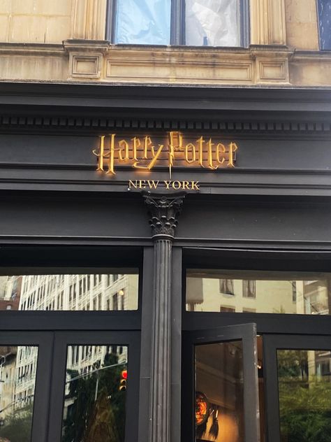 #harrypotter #nyc #harrypotterstore York Harry Potter, Harry Potter Nyc, London Aesthetic Harry Potter, Harry Potter Park, Nyc Stores, Romanticing Life, Harry Potter Shop New York, Harry Potter Store, Harry Potter Store Nyc