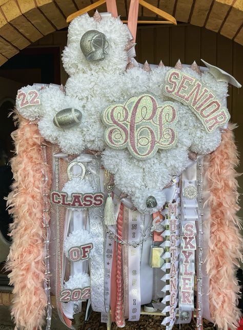 Texas shaped homecoming Mum. Class of 2022. Texas Shaped Mums Homecoming Senior, Texas Shaped Homecoming Mums, Texas Shaped Mum, Texas Mums Homecoming, Homecoming Couple, Big Homecoming Mums, Unique Homecoming Mums, Hoco 2022, Hoco Mums