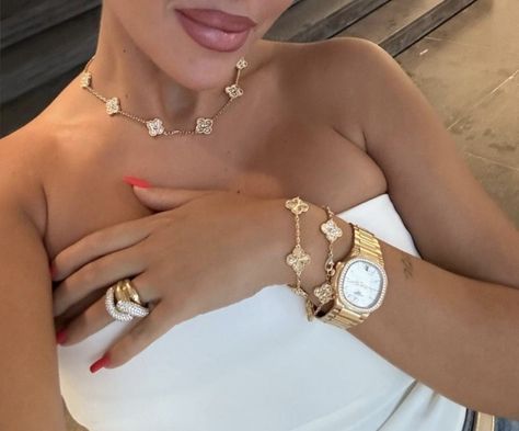 georgina rodriguez necklace ring bracelet watch diamonds gold make up white top summer tan red nails Van Cleef Aesthetic, Suede Aesthetic, Luxury Car Collection, Sporty And Rich Aesthetic, Aunt Aesthetic, Tom Ford White Suede, Porsche Mom, Rich Aunt, Birkin Mom