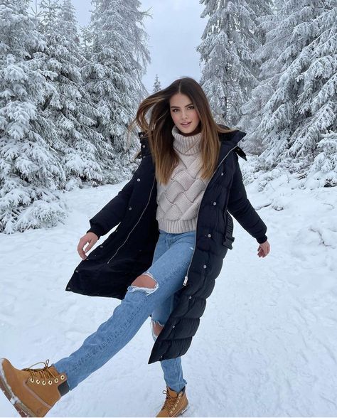 Snowfall Outfits, Cute Snow Day Outfits, Snow Day Outfits, Cute Christmas Outfit Ideas, Casual Winter Jacket, Festive Outfit Ideas, Cute Christmas Outfit, Christmas Outfit Ideas For Women, Snow Day Outfit