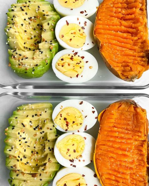 Bailey | 23 on Instagram: “Meal Prepped Hard Boiled Egg and Baked Sweet Potato with Avocado🥚🥑🍠 Such a yummy and filling combo! I add the avocado the morning of to…” Boiled Egg Lunch Box Ideas, Hard Boiled Eggs Meal Prep, Boiled Egg Dinner Ideas, Hard Boiled Eggs Recipe Ideas, Hard Boiled Egg Meals, Ways To Eat Hard Boiled Eggs, Hard Boiled Egg Snack Ideas, Boiled Egg Snack Ideas, Lunch Ideas Sweet Potato