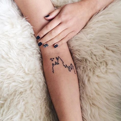 25 Cute Small Feminine Tattoos for Women 2018 - Tiny Meaningful Tattoos Hogwarts Outline, Castle Outline, Tattoos Outline, Tiny Harry Potter Tattoos, Small Feminine Tattoos, Hogwarts Tattoo, Hp Tattoo, Castle Tattoo, Small Girly Tattoos