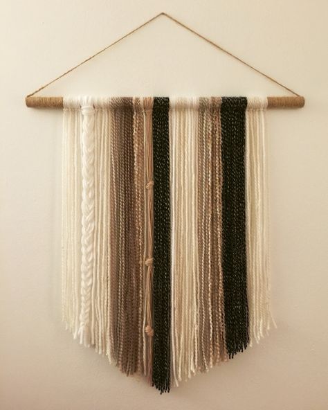 Wall Hanging With Wool, Wool Wall Hanging Diy, Yarn Wall Hanging Diy, Thread Wall Hanging, Apartment Decor Black, Diy Yarn Wall Hanging, Affordable Room Decor, Diy Wall Hanging Yarn, Black Feature Wall