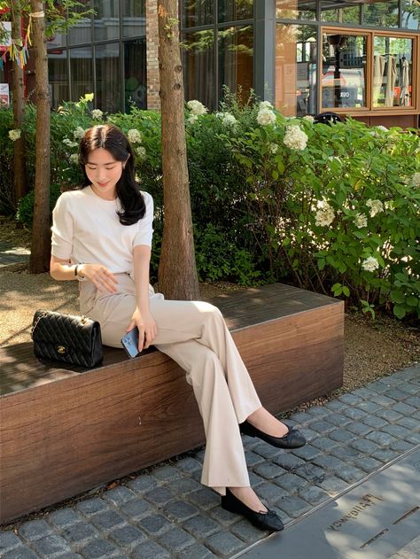 Unique Business Professional Outfit, Korean Minimalist Fashion Women, Work Outfits Women Aesthetic, Fine Dining Outfit Women Dinner, Asian Casual Outfits, Work Outfits Women Korean, Korean Campus Outfit, Korean Office Look, Korean Work Outfit