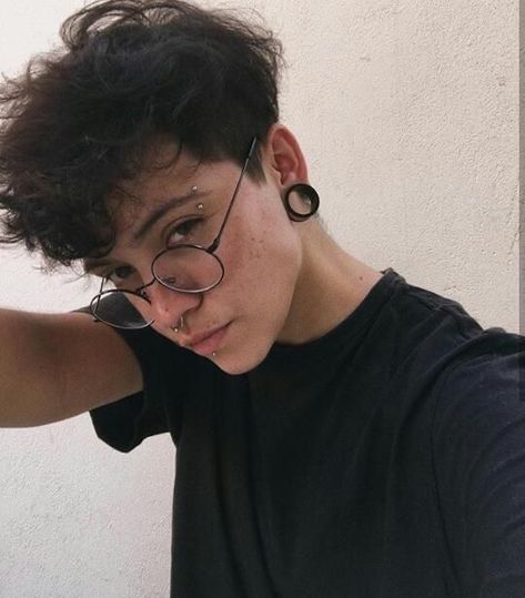 2023 Haircut Trends, Genderfluid Haircut, Haircut Trending, Ftm Haircuts, Ideas New Year, Tomboy Haircut, Women Haircut, Androgynous Hair, Masc Women