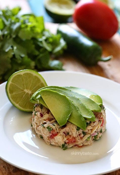 Transform ordinary canned tuna into a zesty, flavorful lunch with a Latin flair by adding fresh lime juice, cilantro, jalapeño, tomato and avocado – so good! Tuna Ceviche Recipe, Tuna Ceviche, Canned Tuna Recipes, Ceviche Recipe, Canned Tuna, Tuna Recipes, Clean Eats, Healthy Dinners, Tuna Salad