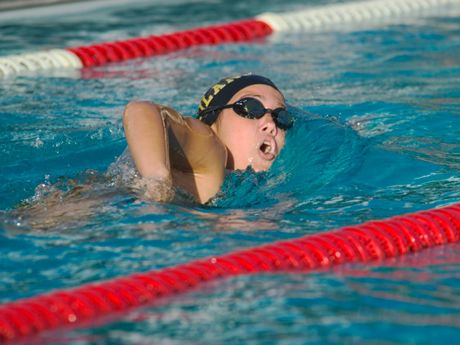 Building up your swimming fitness isn't a full-time job. Here's how to make sure you're ready for the first leg of the triathlon in just two hours per week. Shrink Breast Size, Swimming For Beginners, Fat Smash Diet, Swim Life, Swim Season, Triathlon Training, Learn To Swim, Toning Workouts, Up Book