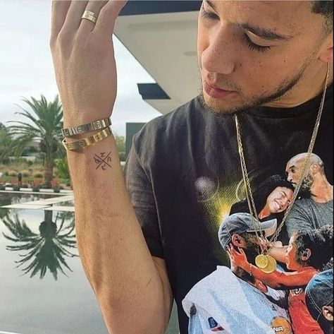 Basketball Players Tattoos, Devin Booker Tattoo, Basketball Tattoos For Men, Ynwa Tattoo, Devin Booker Jersey, Hand Tattoo Images, Simple Arm Tattoos, Tatuagem Masculina Pequena, Basic Tattoos