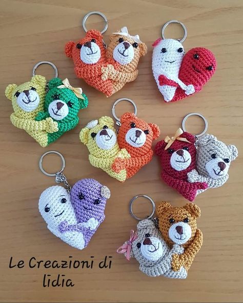 Crocheted Keychains, Crochet Keyring Free Pattern, Crochet Ornaments Free Pattern, Crochet Keychains, Crochet Bookmark Pattern, Elegant Crochet, Crochet Keychain Pattern, Pola Amigurumi, Crochet Ornaments