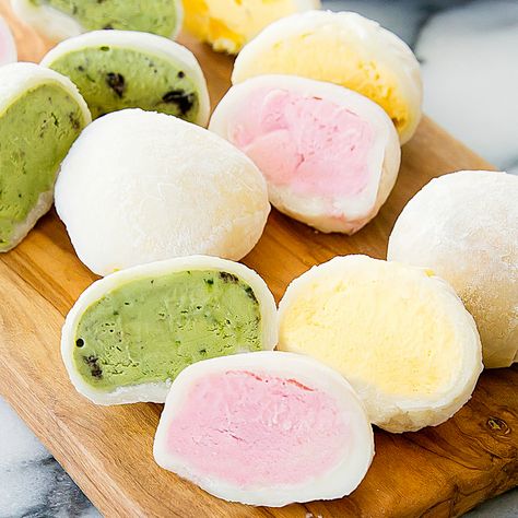 Japanese mochi ice cream can be made in your own home. You can customize with your favorite flavors of ice cream and keep them stored in the freezer for a fun and delicious treat. I adore mochi ice cream. For those unfamiliar, mochi is a Japanese rice cake made with glutinous rice flour and has a … What Is Mochi, Mochi Recipes, Desserts Japonais, Japanese Rice Cake, Pasta Alla Carbonara, Dessert Chef, Mochi Ice, Mochi Recipe, Mochi Ice Cream