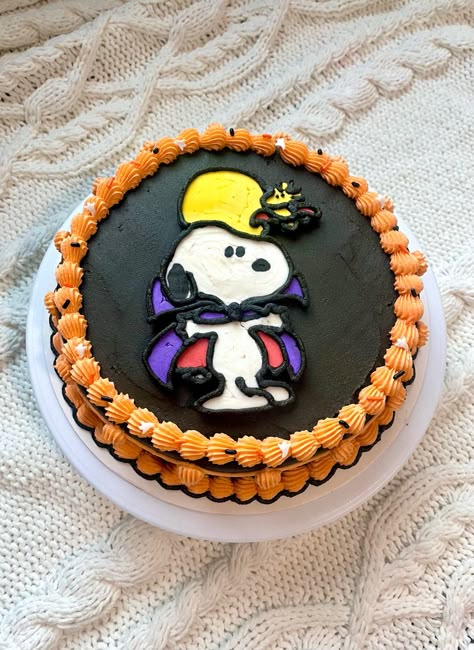 Halloween Loaf Cake Decoration, Halloween Cake Aesthetic, Disney Halloween Cake, Vintage Halloween Cake, Halloween Cake Easy, October Dessert, Aesthetic Snoopy, Snoopy Birthday Cake, Snoopy Aesthetic