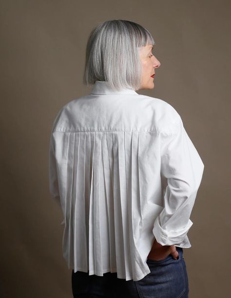 The Atelier Shirt Shirt Sewing, The Fold Line, Quoi Porter, Shirt Sewing Pattern, Classic White Shirt, Pleated Shirt, Back Shirt, Straight Back, Gathered Sleeves