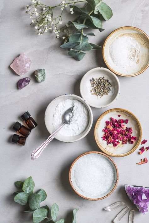 DIY aromatherapy bath salts Epson Salt, Tipografi 3d, Bath Salts Diy, Magia Das Ervas, Diy Aromatherapy, Aromatherapy Gifts, Homemade Bath Products, Naturopathy, Diy Bath Products