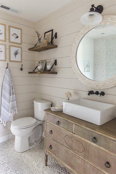 21 Modern Farmhouse Style Bathrooms for a Rustic Shabby Chic Look | The Flooring Girl Bathroom Shiplap, Country Bathroom Designs, Fixer Upper Bathroom, Cottage Style Bathrooms, Trendy Farmhouse, Farmhouse Bathroom Design, Farmhouse Bathroom Decor Ideas, Farmhouse Bathroom Vanity, Bathroom Farmhouse Style