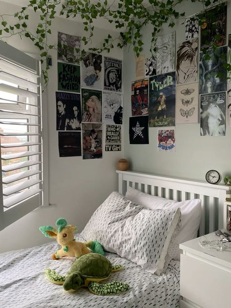 Door Design Ideas Bedroom, Star Girl Bedroom, Hobo Room Ideas, Avatar The Last Airbender Bedroom, Light Green Room Aesthetic, Billie Eilish Room Decor Ideas, Bedroom Ideas Posters, Green Teen Bedroom, Billie Eilish Bedroom