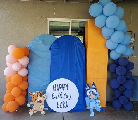 Bluey birthday ideas / Balloon garland / Background Bluey Birthday Backdrop, Bluey Birthday Ideas, Fiesta Bluey, Luigi Mansion, Ideas Bautizo, Bluey Party, Bluey Birthday, Custom Balloons, Baby 1st Birthday