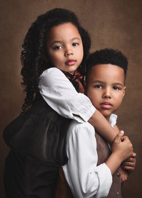 Brother And Sister Photoshoot, Sibling Photoshoot Ideas, Sibling Shoot, Personality Pics, Brother Sister Poses, Sibling Photoshoot, Sibling Photo Shoots, Group Photoshoot, Sister Photography