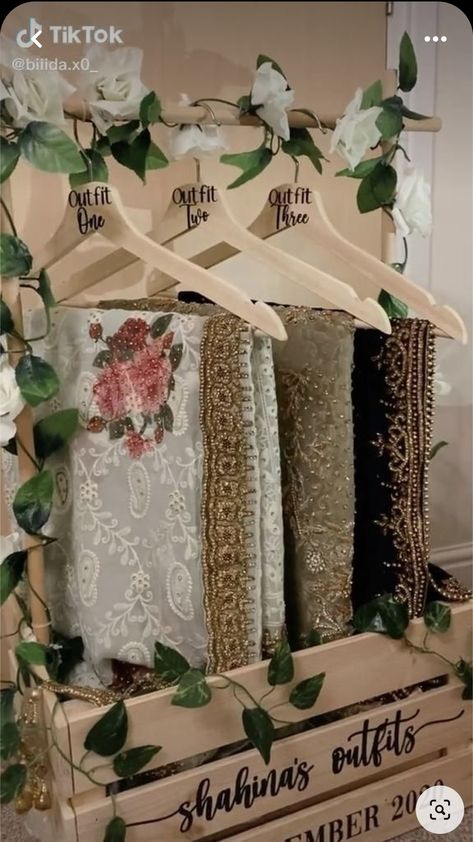 Fall Clothing Aesthetic, Wedding Taals, Dress Outfits Fall, Beauty Products Aesthetic, Plain Dresses, Wedding Packing, Bridal Gift Box, Wedding Gift Hampers, Diy Packaging