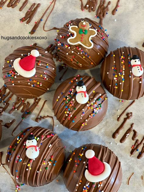 Christmas Hot Chocolate Balls, Christmas Hot Chocolate Boms, Christmas Chocolate Ideas, Christmas Desert Ideas, Christmas Chocolate Gifts, Christmas Hot Chocolate Bar, Diy Hot Chocolate, Hot Chocolate Gifts, Chocolate Christmas