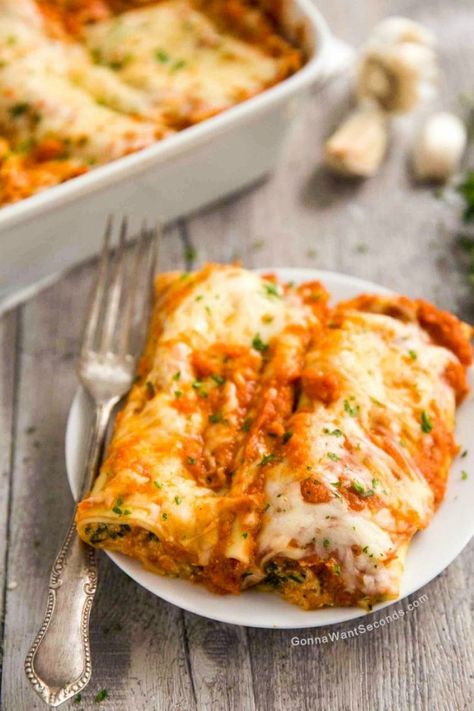 This Cannelloni recipe has all the things you want in Italian comfort food. The homemade red sauce pairs perfectly with the cheesy stuffed pasta shells. #Cannelloni #PastaRecipe Canaloni Recipe, Caneloni Recipe, Cannelloni Recipe, Cannelloni Pasta, Cannelloni Recipes, Recipe Pasta, Italian Comfort Food, Stuffed Shells Recipe, Crepe Recipes