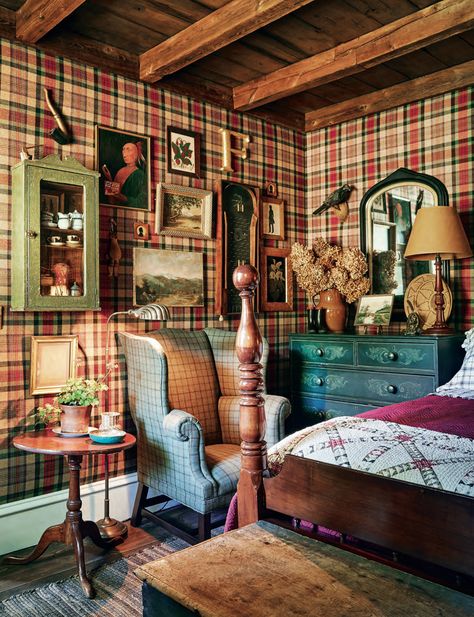 An Architectural Photographer Captures Some of the Hudson Valley’s Quintessential Retreats - Galerie Ralph Lauren Bedroom Ideas Inspiration, Plaid Bedroom, Scottish Interiors, Tartan Decor, Den Ideas, Loft Ideas, Country Retreat, English Manor, Cottage Life