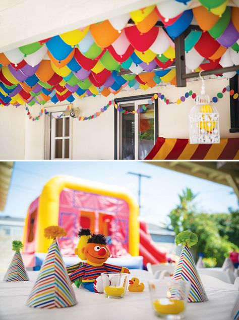 Backyard Sesame Street First Birthday Party Cute Sesame Street Party, Modern Sesame Street Party, Sesame Street Balloon Arch, Backyard First Birthday Party, Sesame Street First Birthday, Ideas With Balloons, Hall Decoration Ideas, Happy Birthday Decoration, Balloon Ceiling